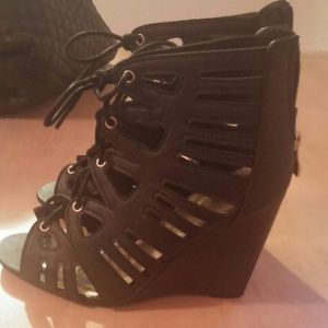 Yoki Donya cutout wedge pump