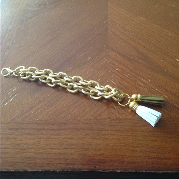 BNWOT Gold/White Tassel Bracelet - Picture 2 of 3