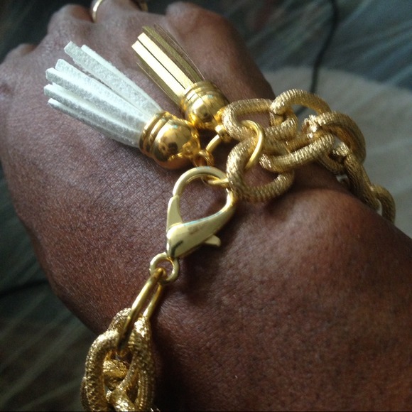 BNWOT Gold/White Tassel Bracelet - Picture 3 of 3