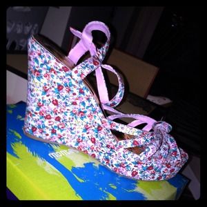 Flowery Wedge Heel Shoe