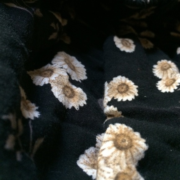 Brandy Melville sunflower skirt - Picture 3 of 5