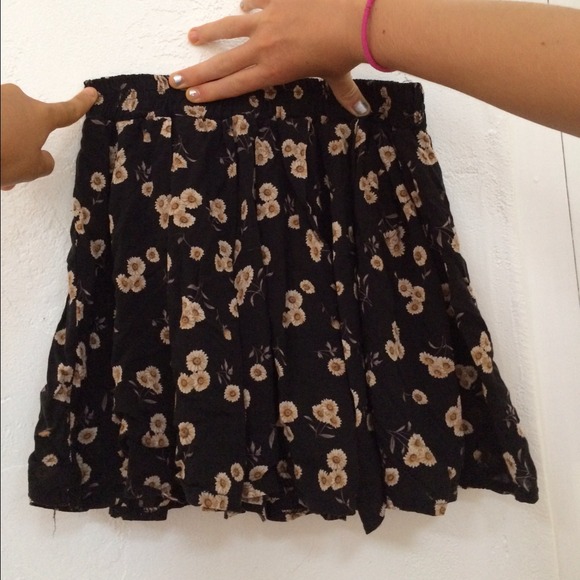 Brandy Melville sunflower skirt - Picture 5 of 5