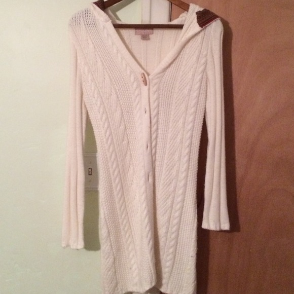 Long sweater white with hood and button down