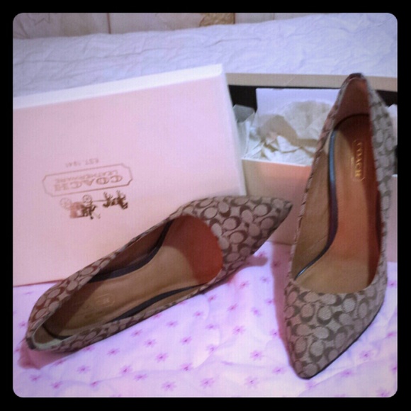 Coach pumps