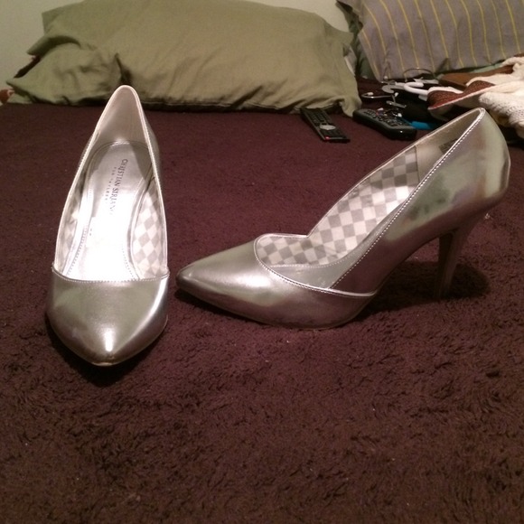 Silver heels - Picture 2 of 3