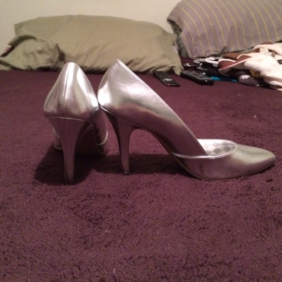 Silver heels - Picture 3 of 3