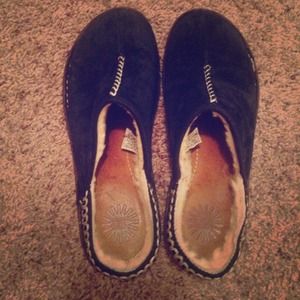 UGG Shoes made of leather and sheepskin