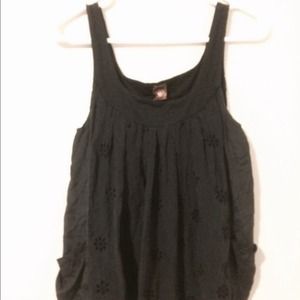 Bundle @miamiagee Language daisy cutout top EUC