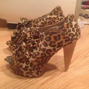 🌟 LEOPARD PEEP TOE HEELS 🌟