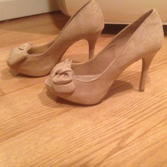 🌟 NUDE SUEDE PEEP TOE WITH BOWS 🌟