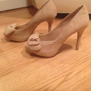 🌟 NUDE SUEDE PEEP TOE WITH BOWS 🌟