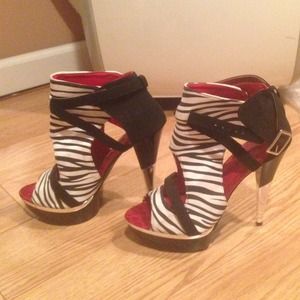 🌟 ZEBRA PRINT PEEP TOE BOOTIES 🌟