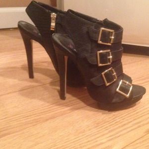 🌟 BLACK PEEP TOE BOOTIES WITH GOLD BUCKLES 🌟