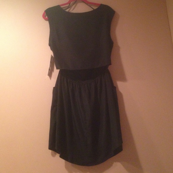 🌟 BLACK DRESS WITH POCKETS 🌟 - Picture 2 of 3