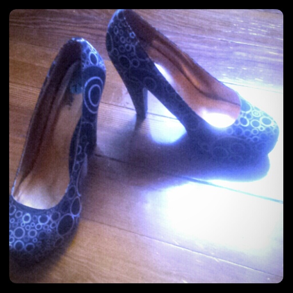 Stylish Heels with a circle design ??????