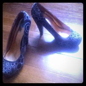 Stylish Heels with a circle design ??????