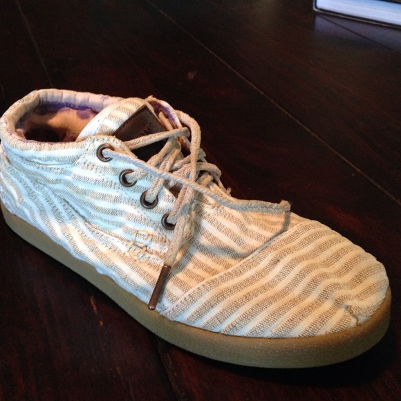 TOMS Lace Up Shoes