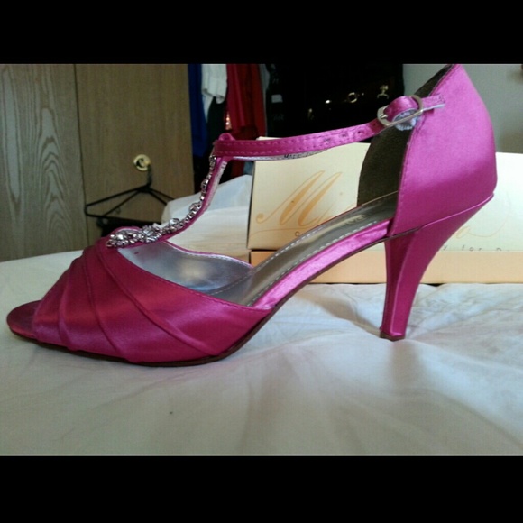 Fushia colored heel with rhinestones- worn once - Picture 3 of 4