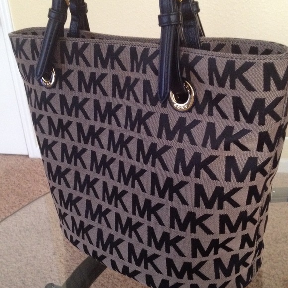 ⚡️FLASH SALE⚡️ Michael Kors monogram tote! BN!!