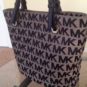 ⚡️FLASH SALE⚡️ Michael Kors monogram tote! BN!!