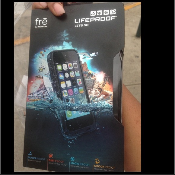 Black iPhone 5/5s life proof case