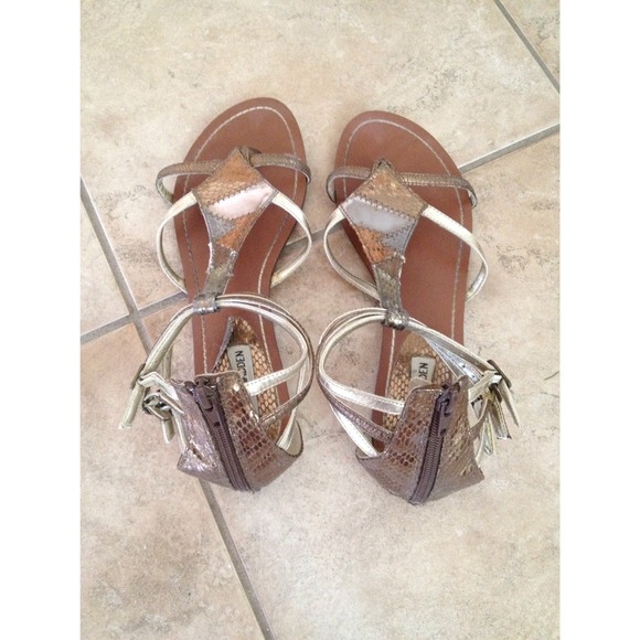💐🌷🌸 SOLD Gold Silver Metallic Gladiator Sandals - Picture 2 of 4