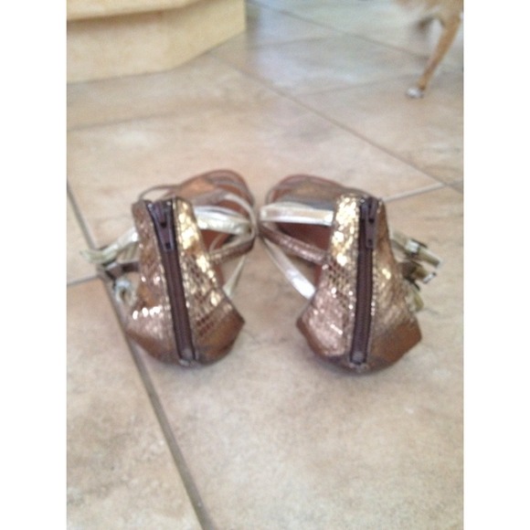 💐🌷🌸 SOLD Gold Silver Metallic Gladiator Sandals - Picture 3 of 4