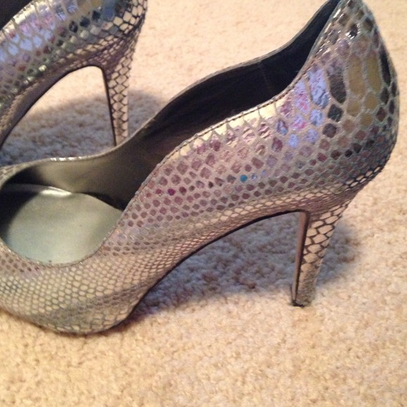 White House black market high heels - Picture 4 of 4