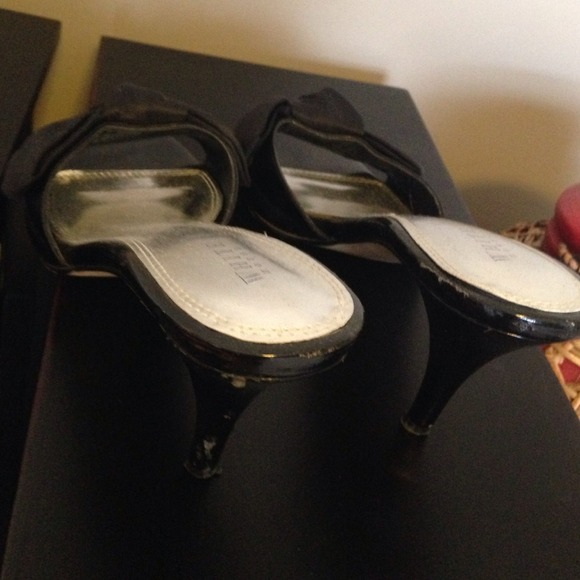 Black heels with a bow on the top part. - Picture 2 of 4