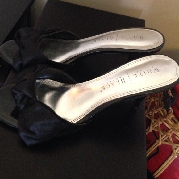 Black heels with a bow on the top part. - Picture 3 of 4