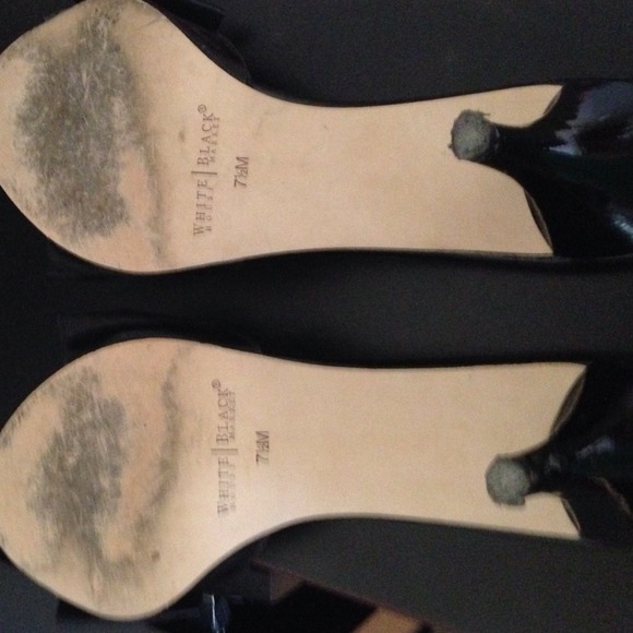 Black heels with a bow on the top part. - Picture 4 of 4