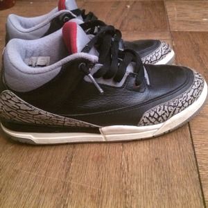 Retro jordan black cement 3's size 3y