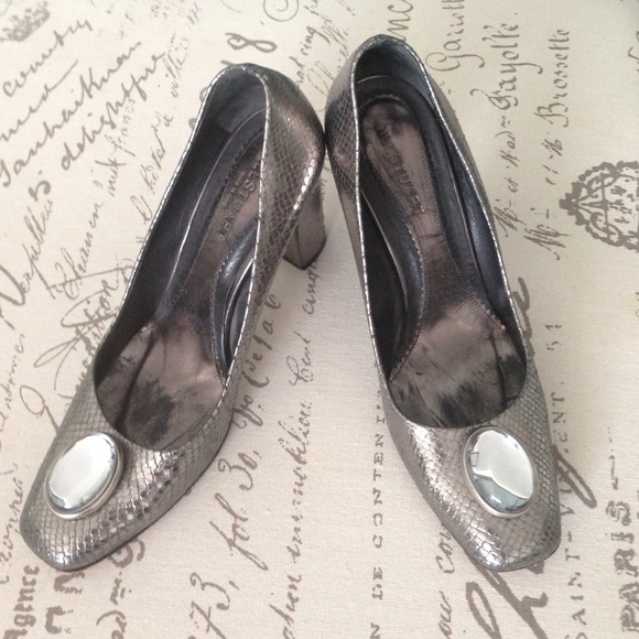 Designer Silver metallic pumps