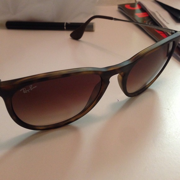 RAY-BAN Erika Round SunGlasses / brown