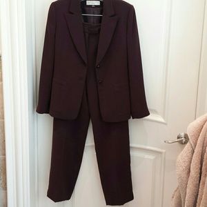 Beautiful Tahari pantsuit in plum