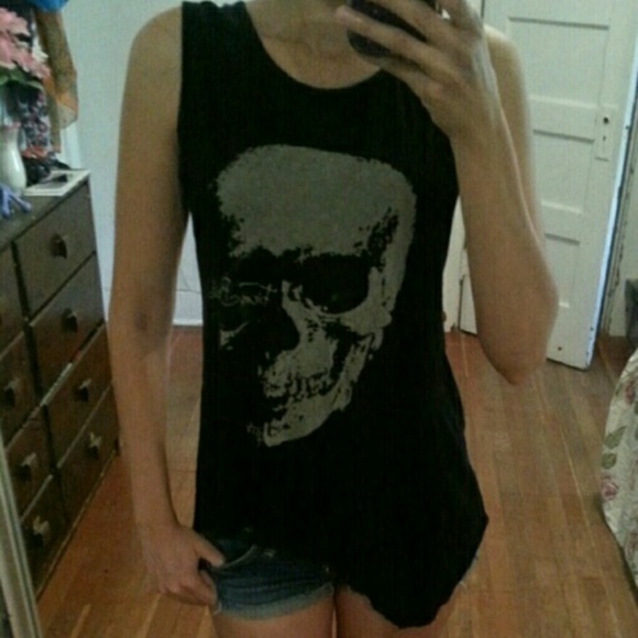 Black skull tank