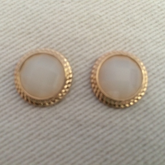 ❎SOLD!❎ Forever 21 White & Gold Earrings - Picture 2 of 3
