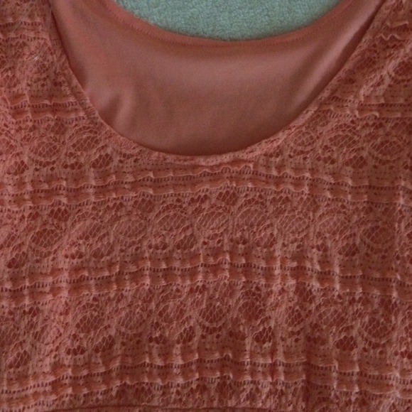 Peach colored lace dress - Picture 3 of 3