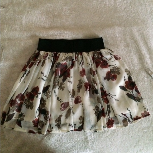 Charlotte Russe Dresses & Skirts - Floral skirt