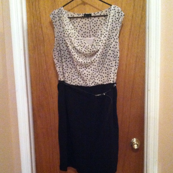 Scoop neck dress solid black bottom with belt