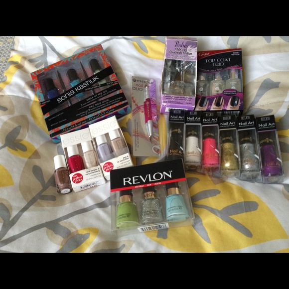 NAIL POLISH SET BNWB ;)