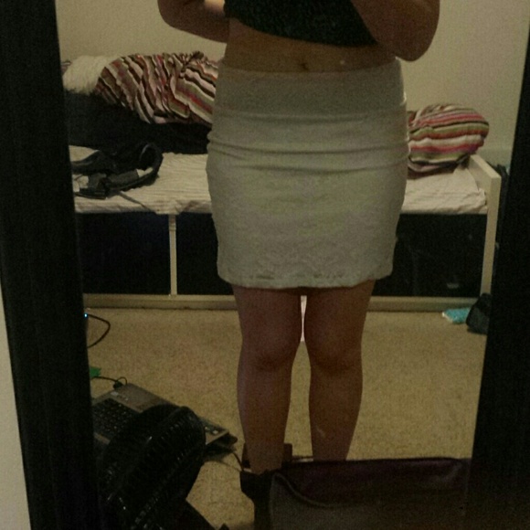 Light blue lace miniskirt - Picture 3 of 4