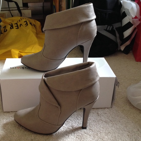 🔥 Light grey heeled booties 🔥