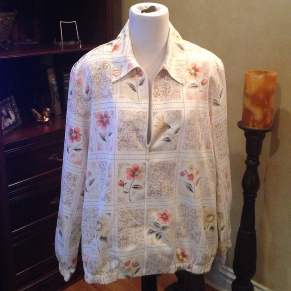 Lovely neutral colored floral zip up jacket. - Picture 1 of 4