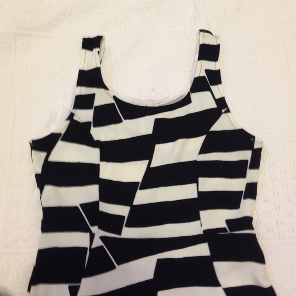 🚫SOLD IN BUNDLE 🚫🎉HP🎉 Black & White Midi Dress - Picture 2 of 3