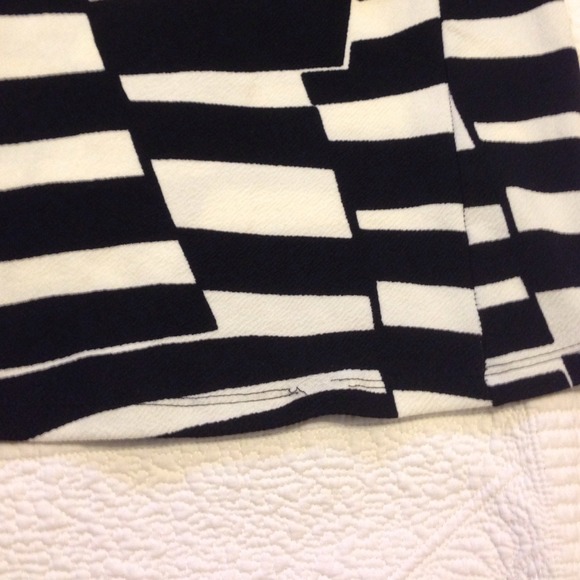 🚫SOLD IN BUNDLE 🚫🎉HP🎉 Black & White Midi Dress - Picture 3 of 3