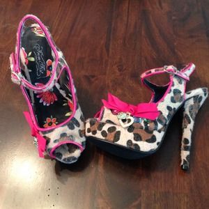 Leopard print with pink trim platform sandals