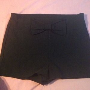 High waisted black shorts with bow
