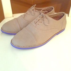Madden girl tan oxfords with cobalt bottom