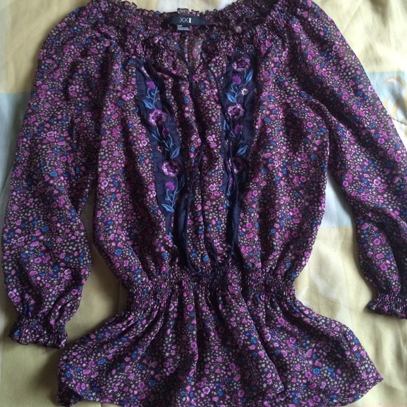 Cute floral top w embroidery